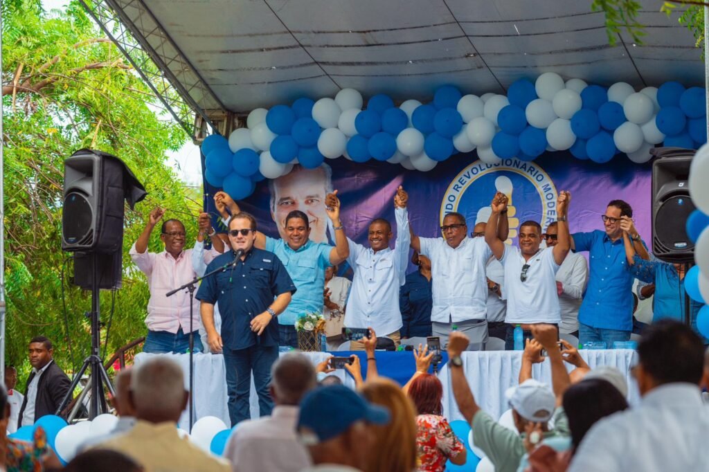 Paliza juramenta en el PRM al director municipal de Canoa